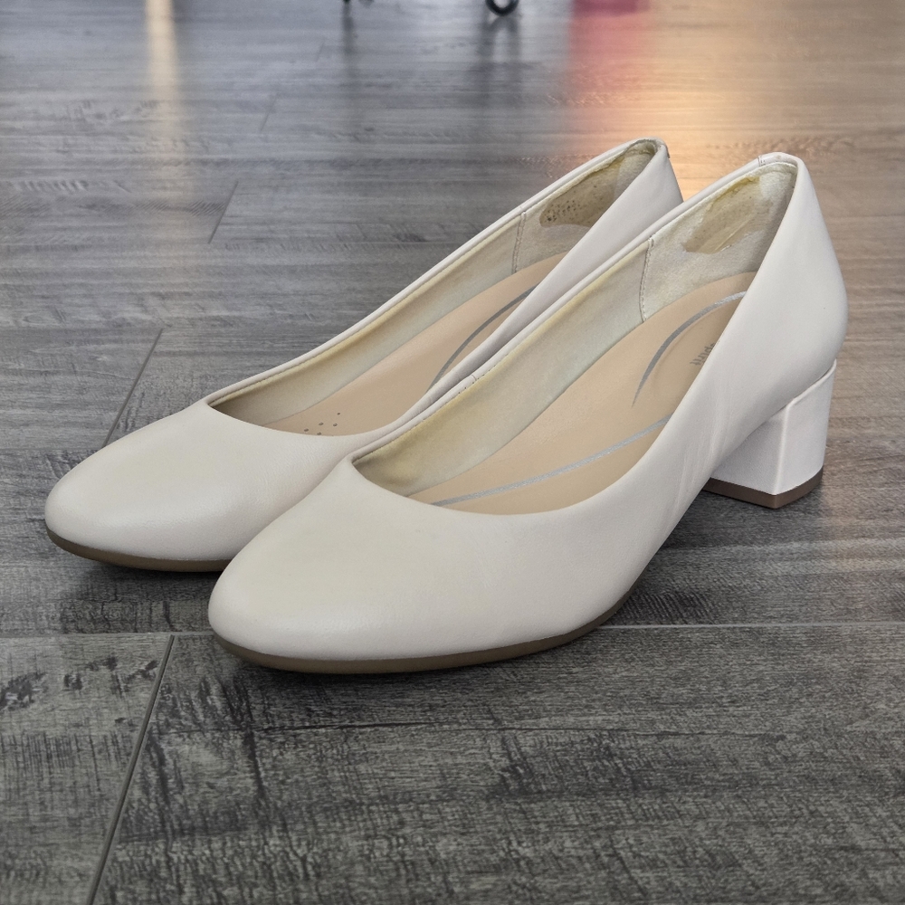Easy Spirit Cream White Pumps